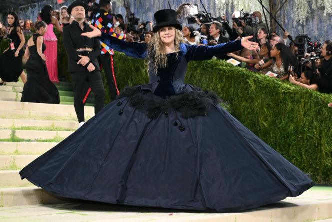 Stevie Nicks pierwszy raz w historii na Met Gali! Artystka pojawiła się w stroju z... sieciówki!