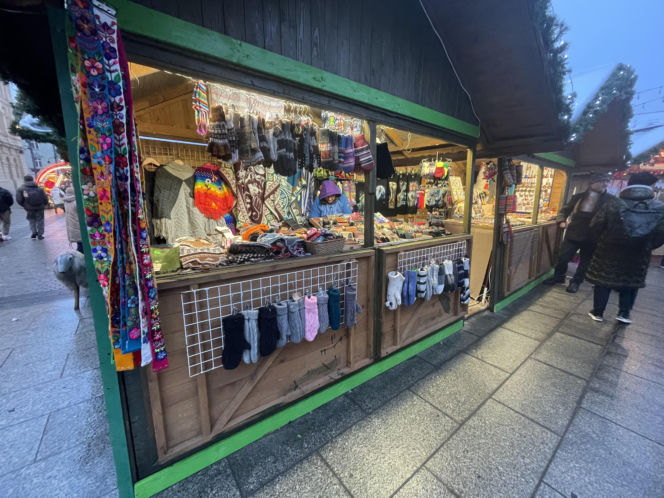 Pokémony, różowe gofry i zaskakujące różnice w cenach. Porównaliśmy łódzkie jarmarki