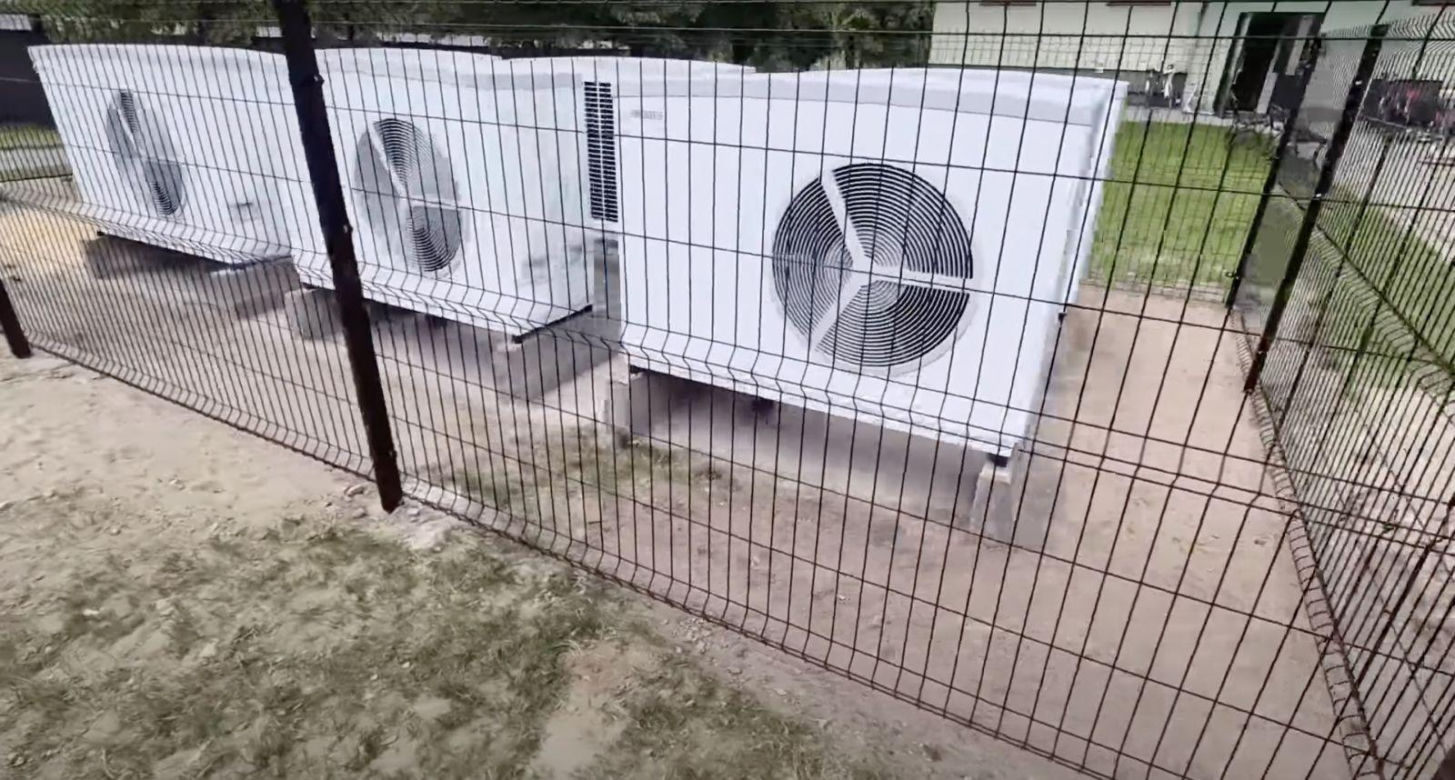Powietrzne pompy ciepła w bloku w Urszulinie
