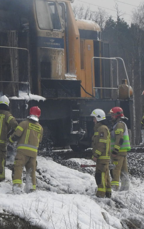 Ogromne kłęby dymu i płomienie na torach. Pożar pociągu pod Mińskiem Mazowieckim
