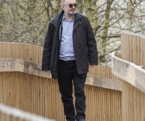 Karol Karski w lesie