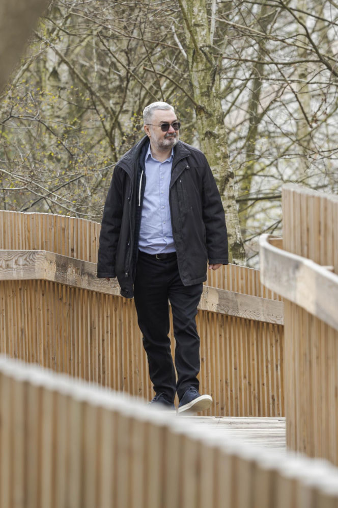 Karol Karski w lesie