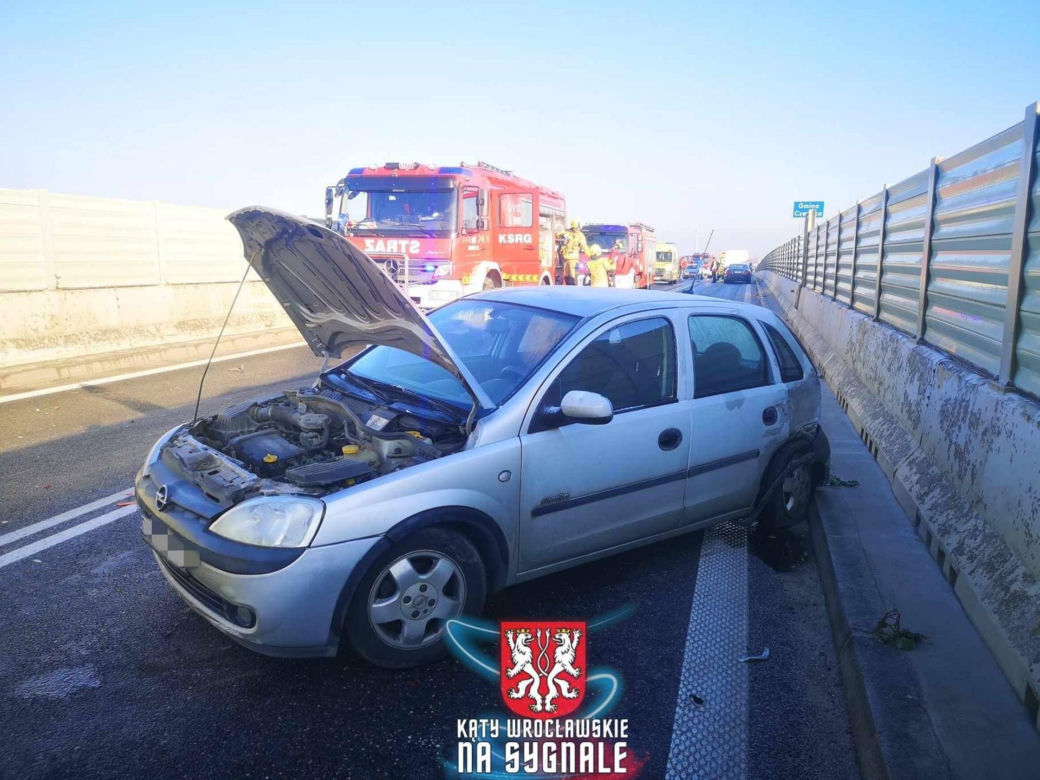 Strażacy chcieli pomóc przy wypadku. Wtedy w jednego z nich wjechał samochód