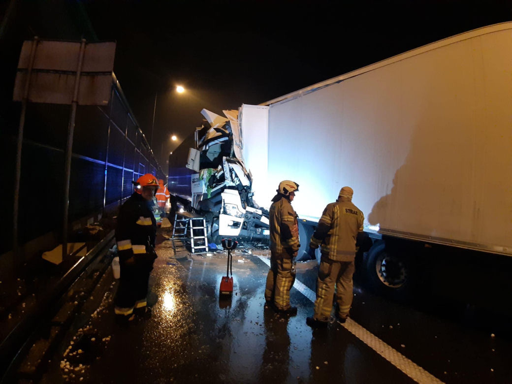 Nocny horror na A2. Zderzyły się dwie ciężarówki. Strażacy musieli wycinać kierowcę z kabiny!