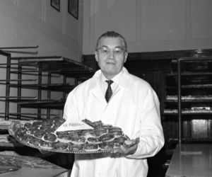 Jerzy Czesław Blikle z tacą pączków