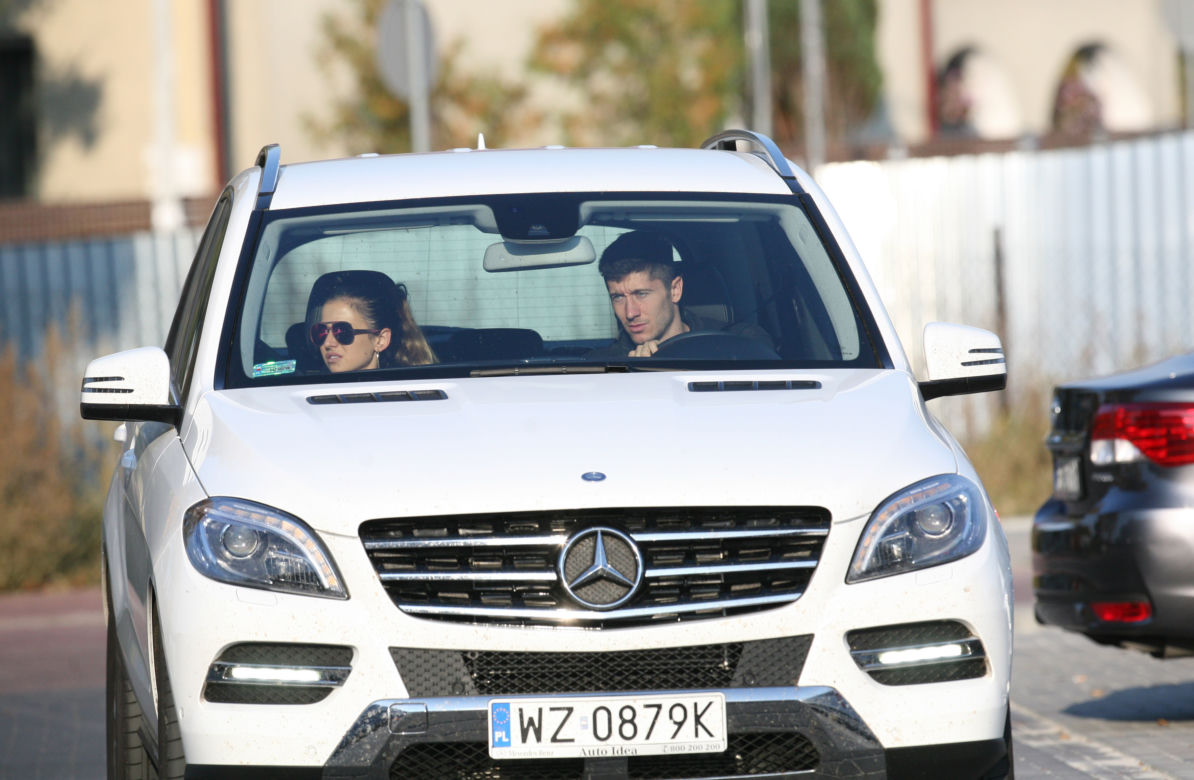 Lewandowski kontra Benzema: Piękne kobiety i szybkie fury