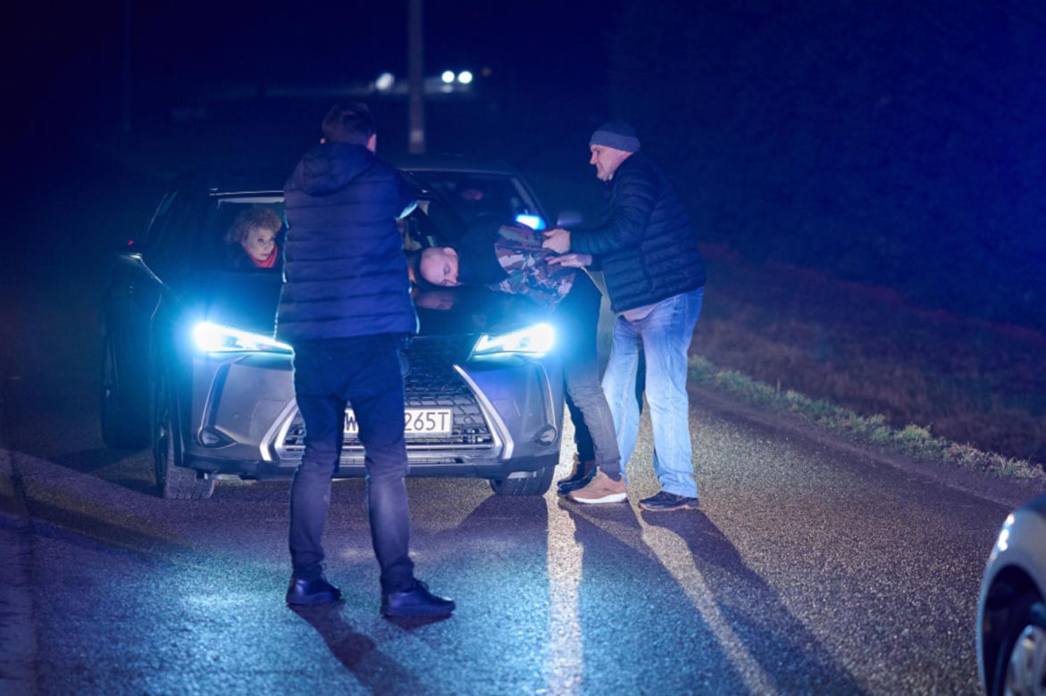 Na Wspólnej, odc 4030. Monika (Sylwia Gliwa), Beata (Katarzyna Ptasińska), Sławek (Mariusz Słupiński)