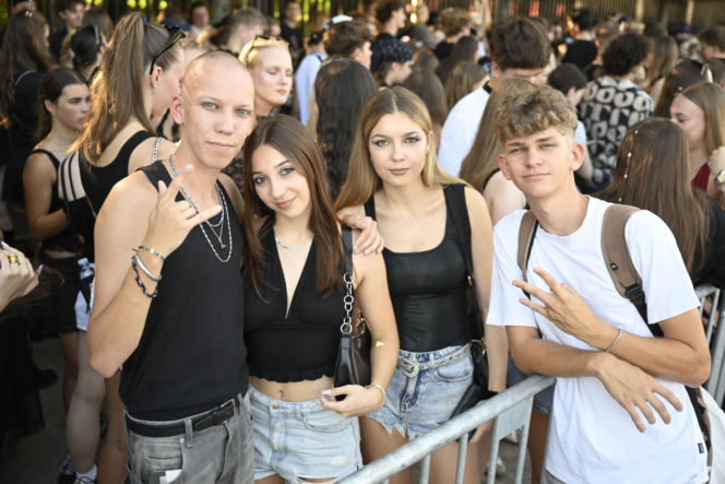 Fani w upale czekają na koncert The Weeknd. Tłumy w Warszawie
