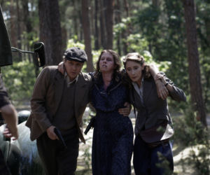 Wojenne dziewczyny 4 odc. 43. Marysia (Aleksandra Pisula), Irka (Marta Mazurek), Olek (Wojciech Solarz)
