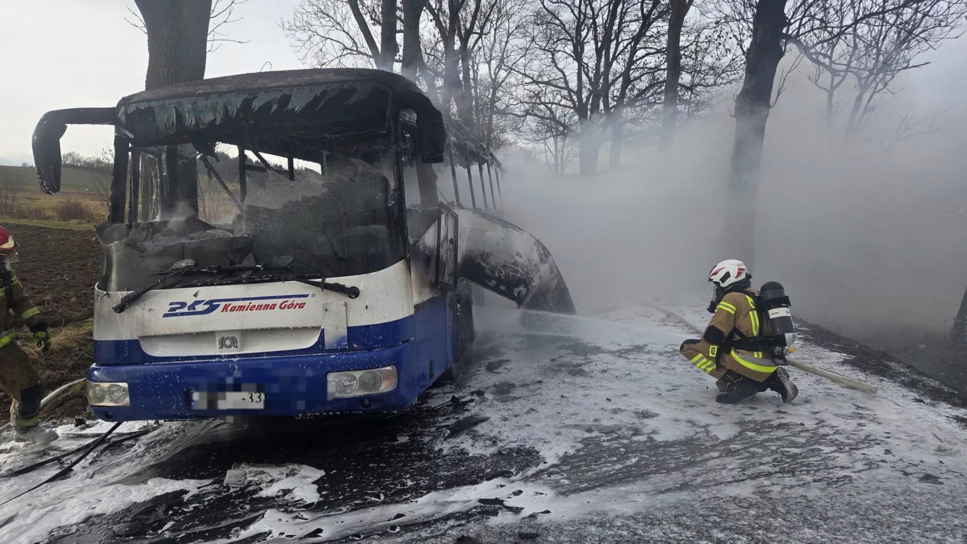 Autobus stanął w płomieniach. W środku kierowca i pasażerka