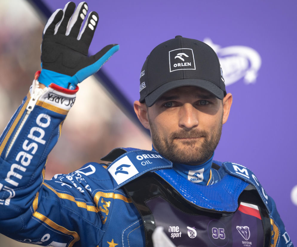 Żużlowiec Bartosz Zmarzlik w niebieskim kombinezonie macha ręką. O koszmarze zawodnika w Danii czytaj na SE Supersport.