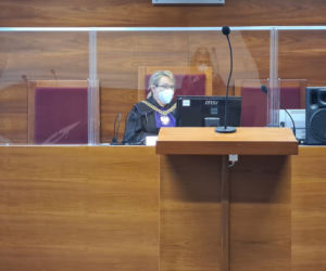Rzeszów. Ruszył proces policjanta, który robił w hipermarkecie zdjęcia miejsc intymnych kobiecie 
