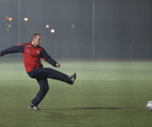 Donald Tusk gra w piłkę