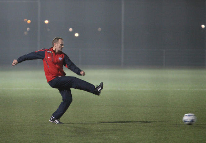 Donald Tusk gra w piłkę