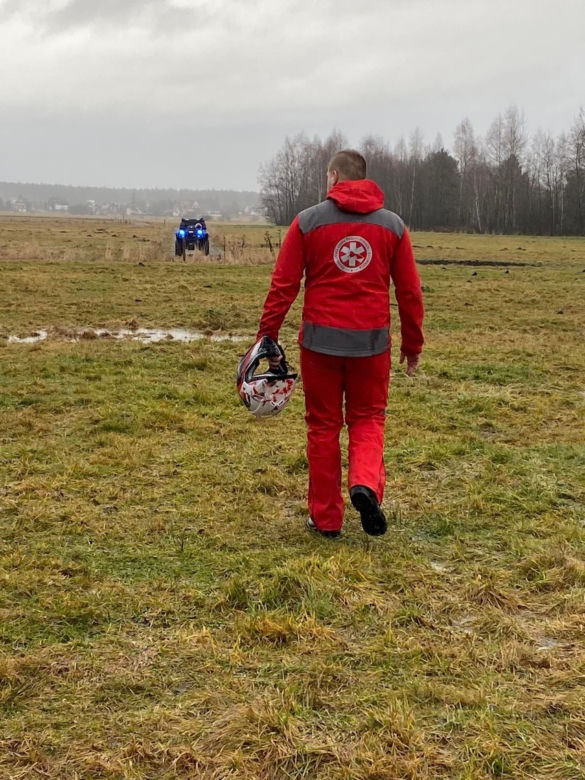 40-letni policjant leżał w bagażniku samochodu z raną postrzałową głowy. Nowe fakty w sprawie