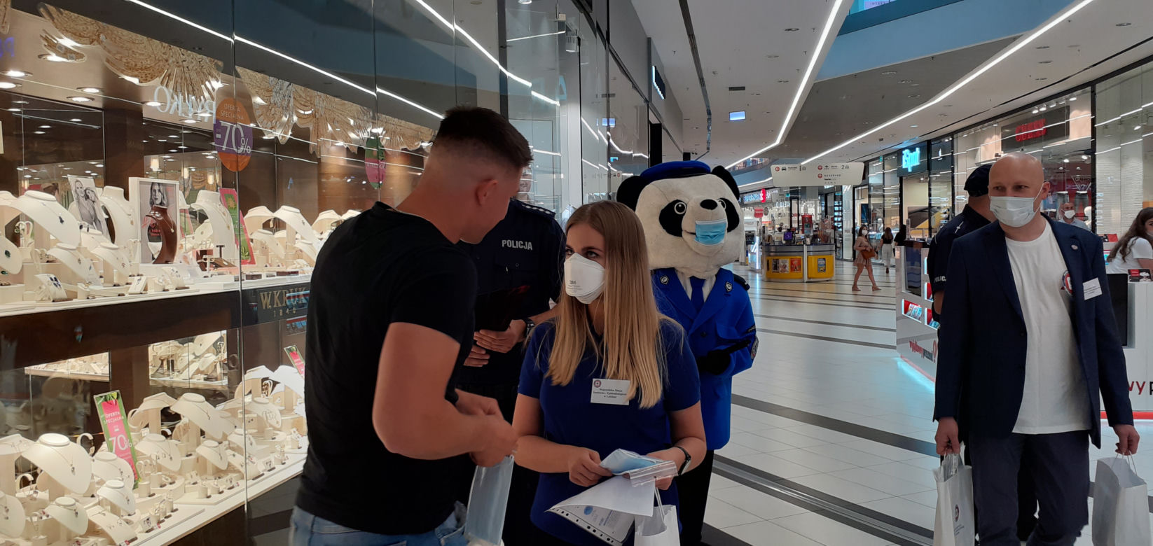 Policja i sanepid przestrzegali i informowali mieszkańców Lublina o obowiązku noszenia maseczek