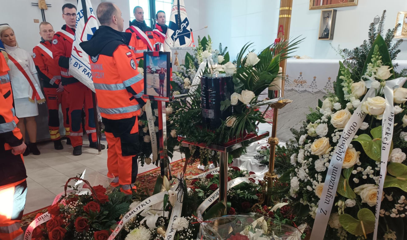 Zjadł flaki i zasztyletował ratownika. Szokujące tłumaczenie w sądzie!