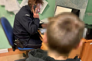 „Wymierzyli karę” 13-latce. Brutalny atak kolegów w powiecie puckim