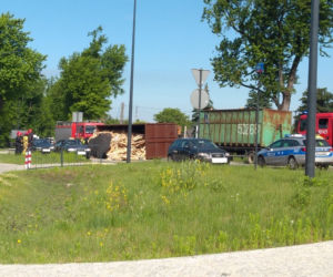 Łódź: Spore utrudnienia po wypadku na Okólnej. Z przewróconego TIRA wysypał się ładunek