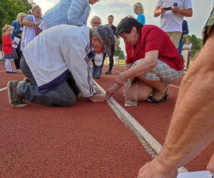 Biją rekord Polski w układanie monet 5-cio złotowych.