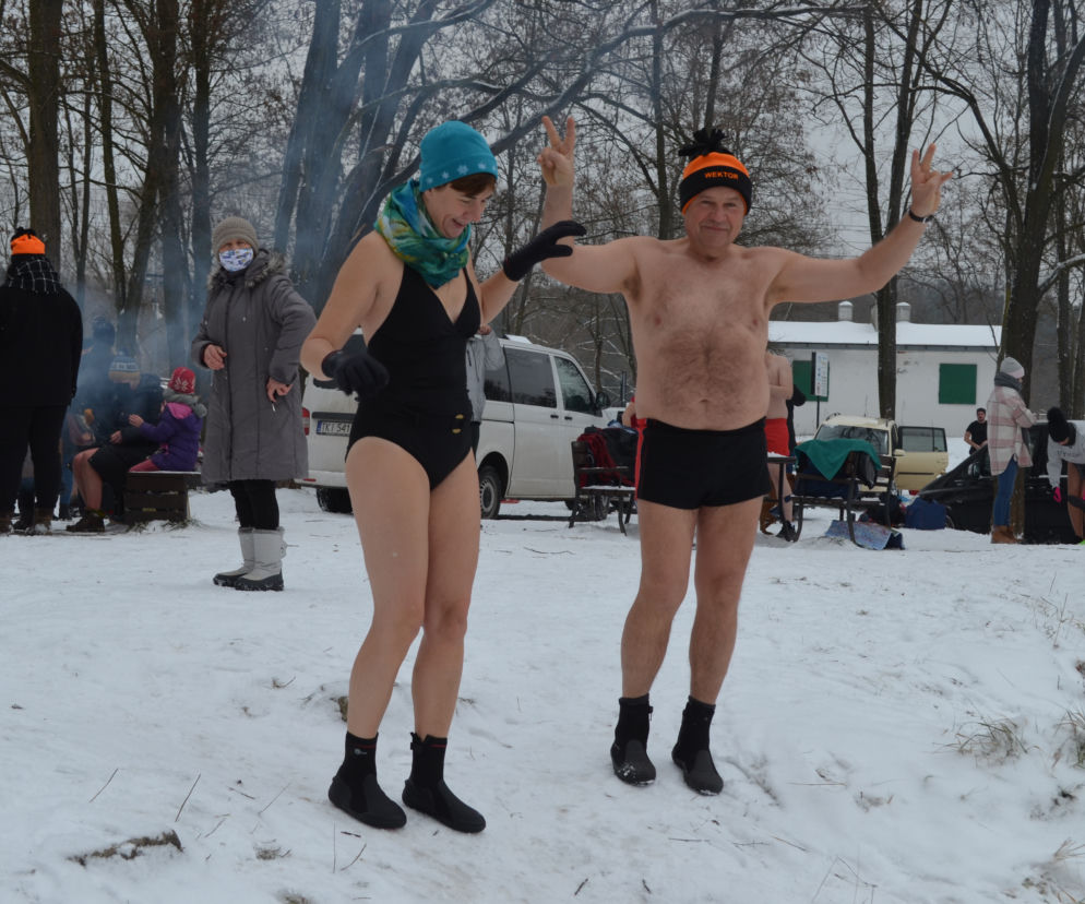 Morsowanie nasz nowy zimowy sport narodowy. Dziś na PIACHACH ponad setka morsów