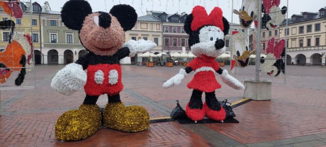 Bajkowa instalacja przed zamojski ratuszem