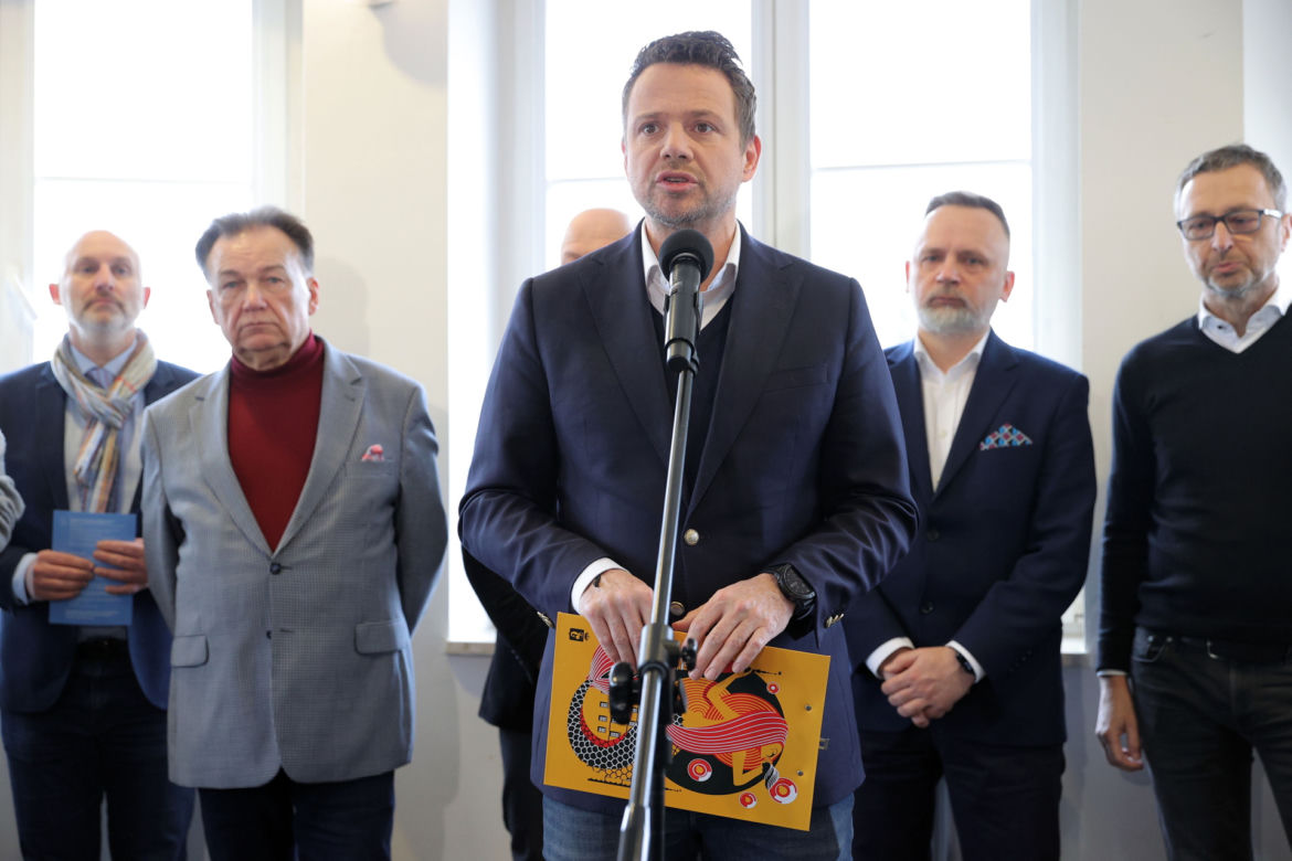 Rafał Trzaskowski spełnił niecodzienną prośbę uczniów. Pisał im usprawiedliwienia w pociągu!