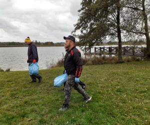 Jesienne porządki nad zalewem Muchawka w Siedlcach w 2021 roku