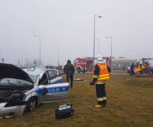 Policjanci ROZBILI radiowóz na autostradzie. Dwie osoby w szpitalu