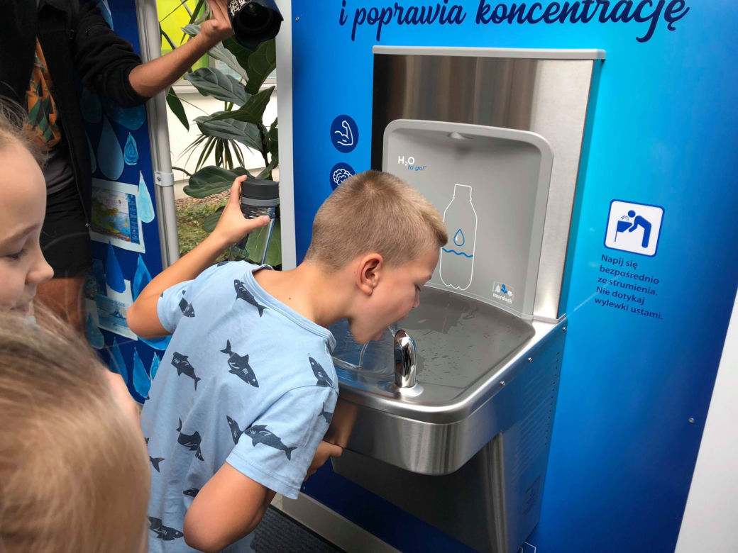 W 5 wrocławskich szkołach stanęły poidełka z których można pić wodę lub nalewać do ją biodegradowalnych bidonów. 