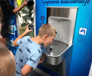 W 5 wrocławskich szkołach stanęły poidełka z których można pić wodę lub nalewać do ją biodegradowalnych bidonów. 