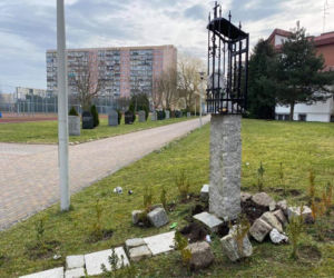 Koszalin. Obrzydliwi wandale zdewastowali kapliczkę! Figura ma wartość historyczną 