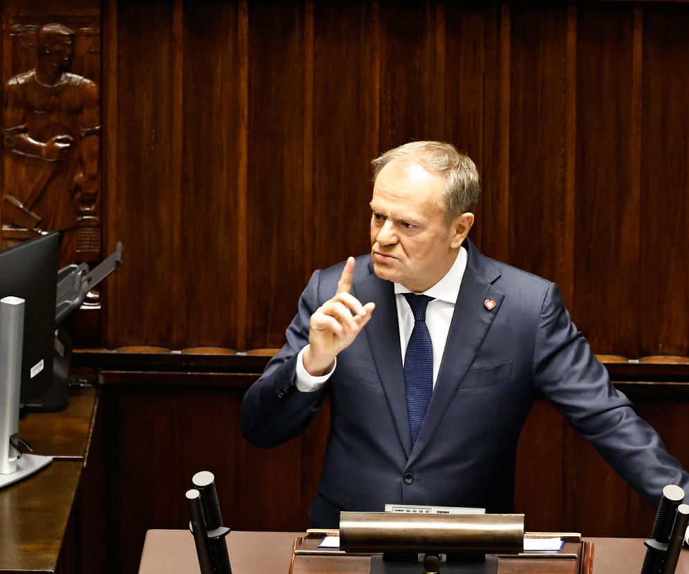 Akty dywersji na kolei. Premier Donald Tusk wprowadza alarm CHARLIE! Co to oznacza?