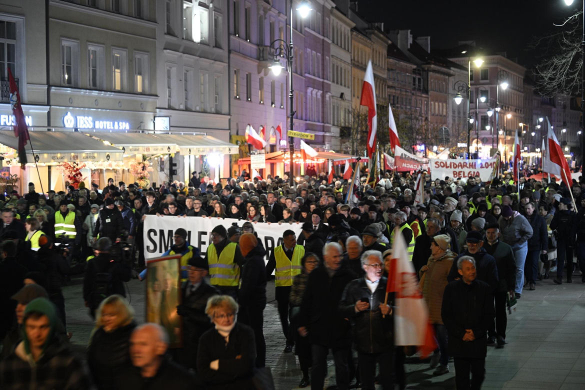 Marsz Pamięci PiS przeszedł ulicami Warszawy. To już 16 lat po katastrofie smoleńskiej