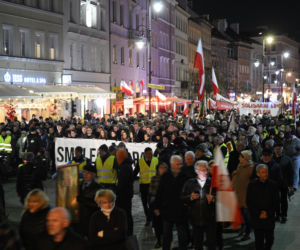 Marsz Pamięci PiS przeszedł ulicami Warszawy. To już 16 lat po katastrofie smoleńskiej