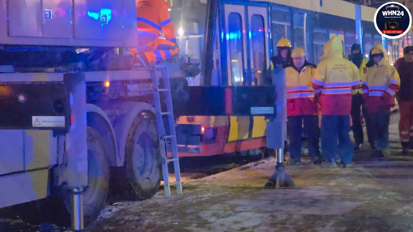 Wykolejenie tramwaju linii nr 28 na rondzie Zgrupowania AK "Radosław" w kierunku dworca Gdańskiego