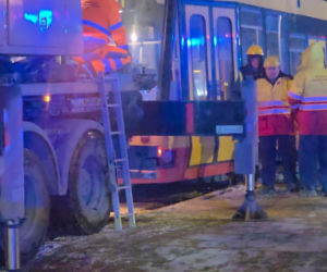 Wykolejenie tramwaju linii nr 28 na rondzie Zgrupowania AK Radosław w kierunku dworca Gdańskiego