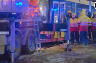 Wykolejenie tramwaju linii nr 28 na rondzie Zgrupowania AK Radosław w kierunku dworca Gdańskiego