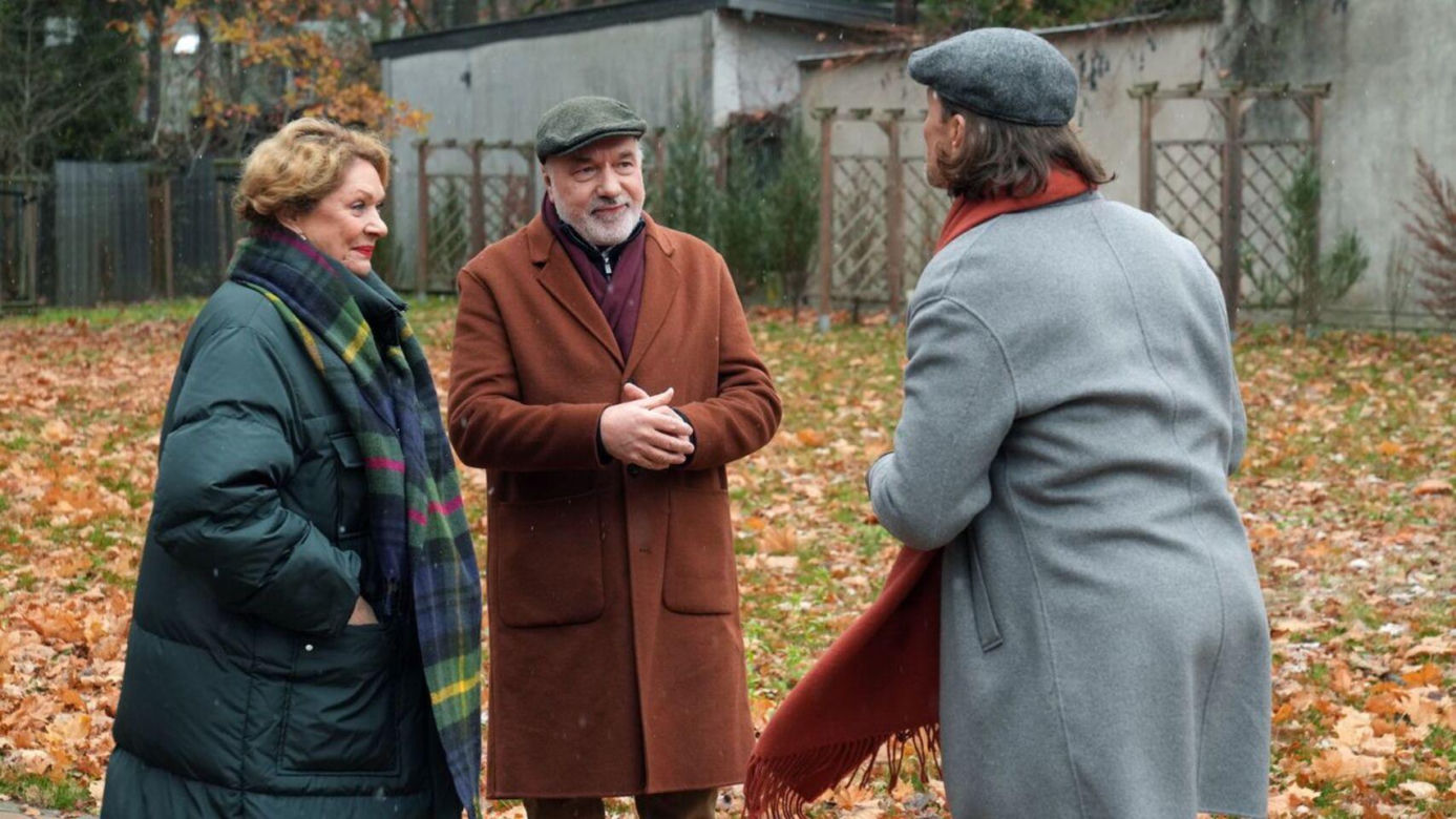Barwy szczęścia odc. 3170. Józefina Rawiczowa (Elżbieta Jarosik), Andrzej Zastoja-Modelski (Leon Charewicz), Trojan (Piotr Makarski)