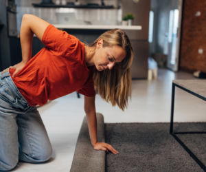 Ból pleców przy wstawaniu z podłogi? Eksperci ujawnili prostą technikę, która zmniejsza przeciążenia