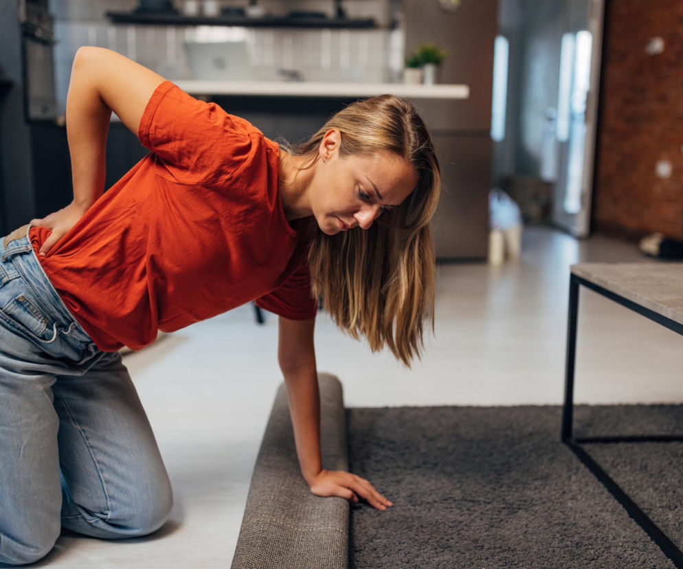 Ból pleców przy wstawaniu z podłogi? Eksperci ujawnili prostą technikę, która zmniejsza przeciążenia