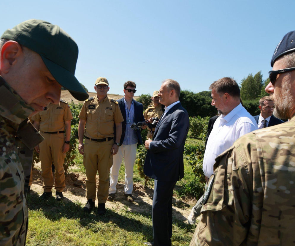 Premier Donald Tusk rozmawia z mundurowymi w polu. O incydencie w Tarnawie-Kolonii przeczytasz na SE Portal Obronny.