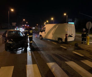 Zderzenie dwóch aut na trasie Osielsko - Bydgoszcz. Jedna osoba trafiła do szpitala [ZDJĘCIA]