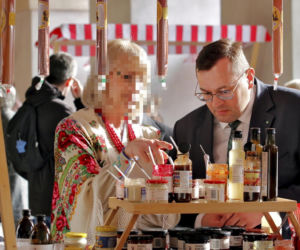 Minister rolnictwa Stefan Krajewski na jarmarku wielkanocnym