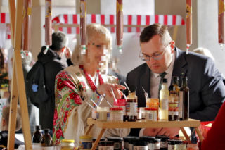 Minister rolnictwa Stefan Krajewski na jarmarku wielkanocnym