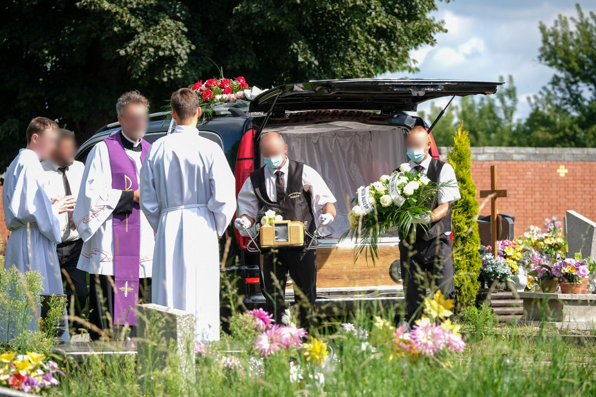 Ukochany wrzucił Basi pierścionek zaręczynowy do grobu