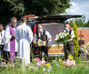 Ukochany wrzucił Basi pierścionek zaręczynowy do grobu