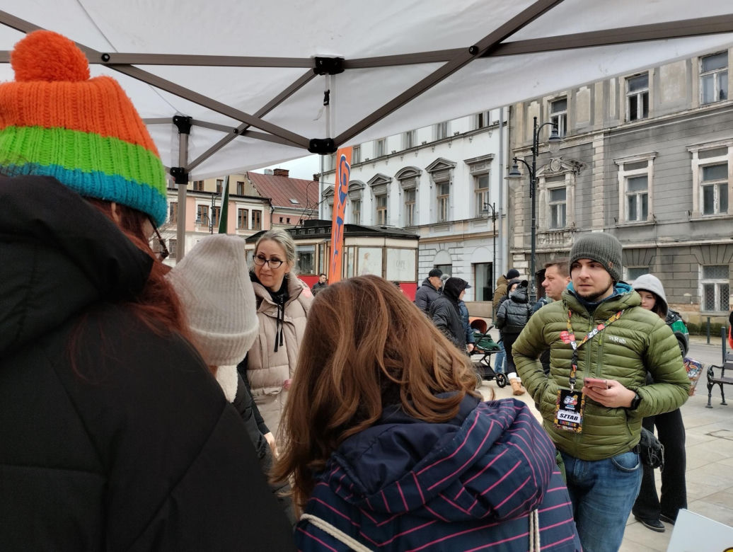 WOŚP 2024. Dziennikarze Radia ESKA rozgrzewają Tarnów pysznym żurkiem!
