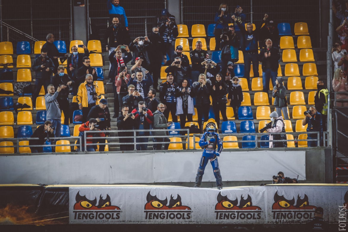 Bartosz Zmarzlik celebruje przy trybunach