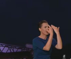 Tłumaczki języka migowego na koncercie w rocznicę Powstania Warszawskiego